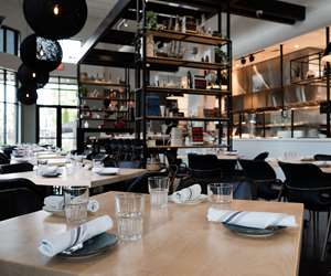 dining room with many tables at Catalú