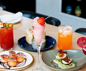 avocado toast, melon y jamon