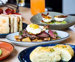 steak and huevos